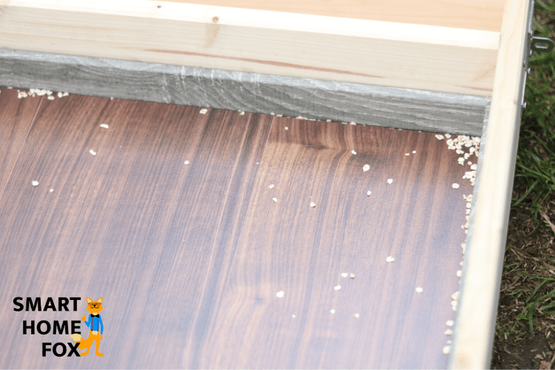 Easy Home Saugroboter von Aldi bei der Eckenreinigung bleibt Schmutz liegen